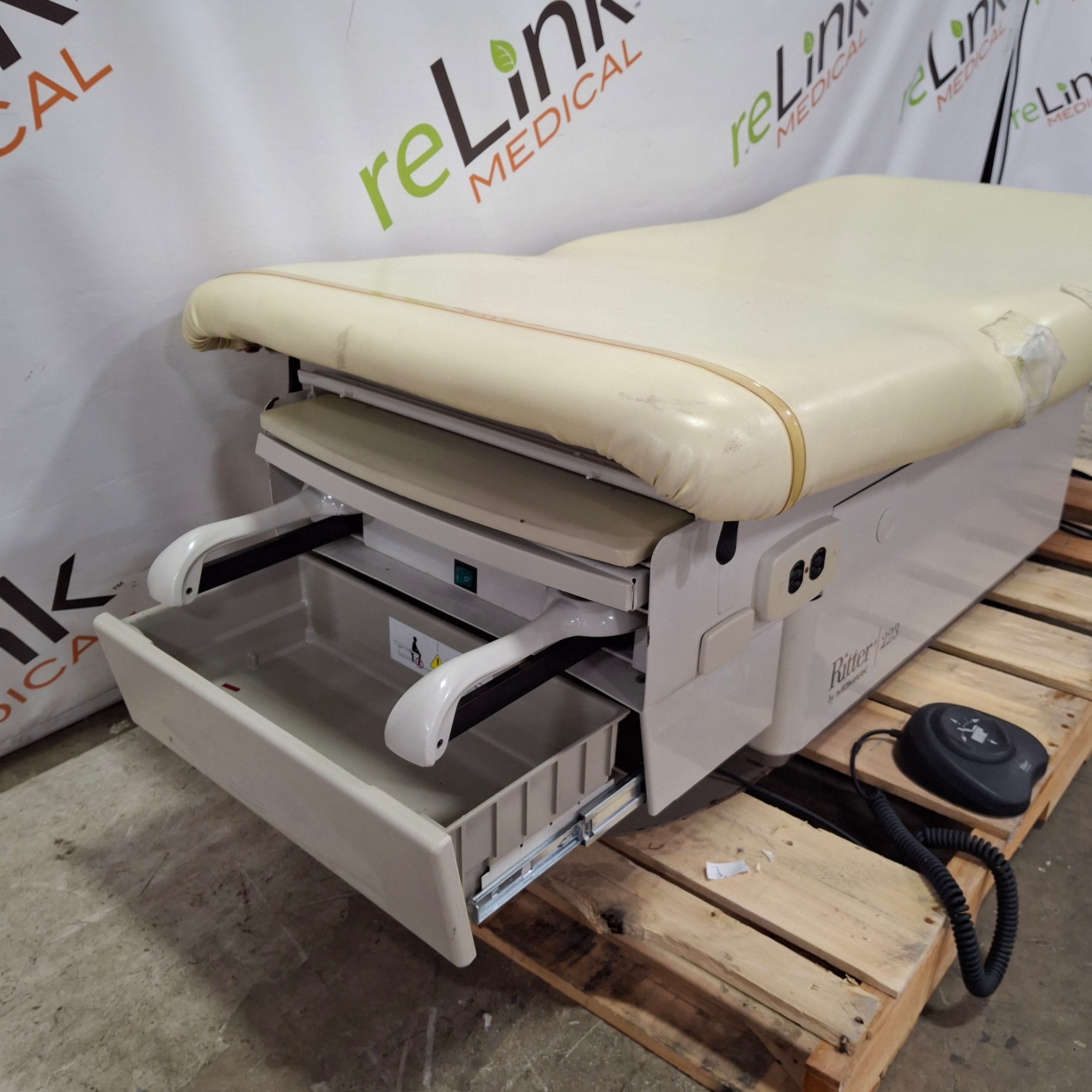 Midmark 223 Hi-Lo Power Barrier Free Procedure Exam Table