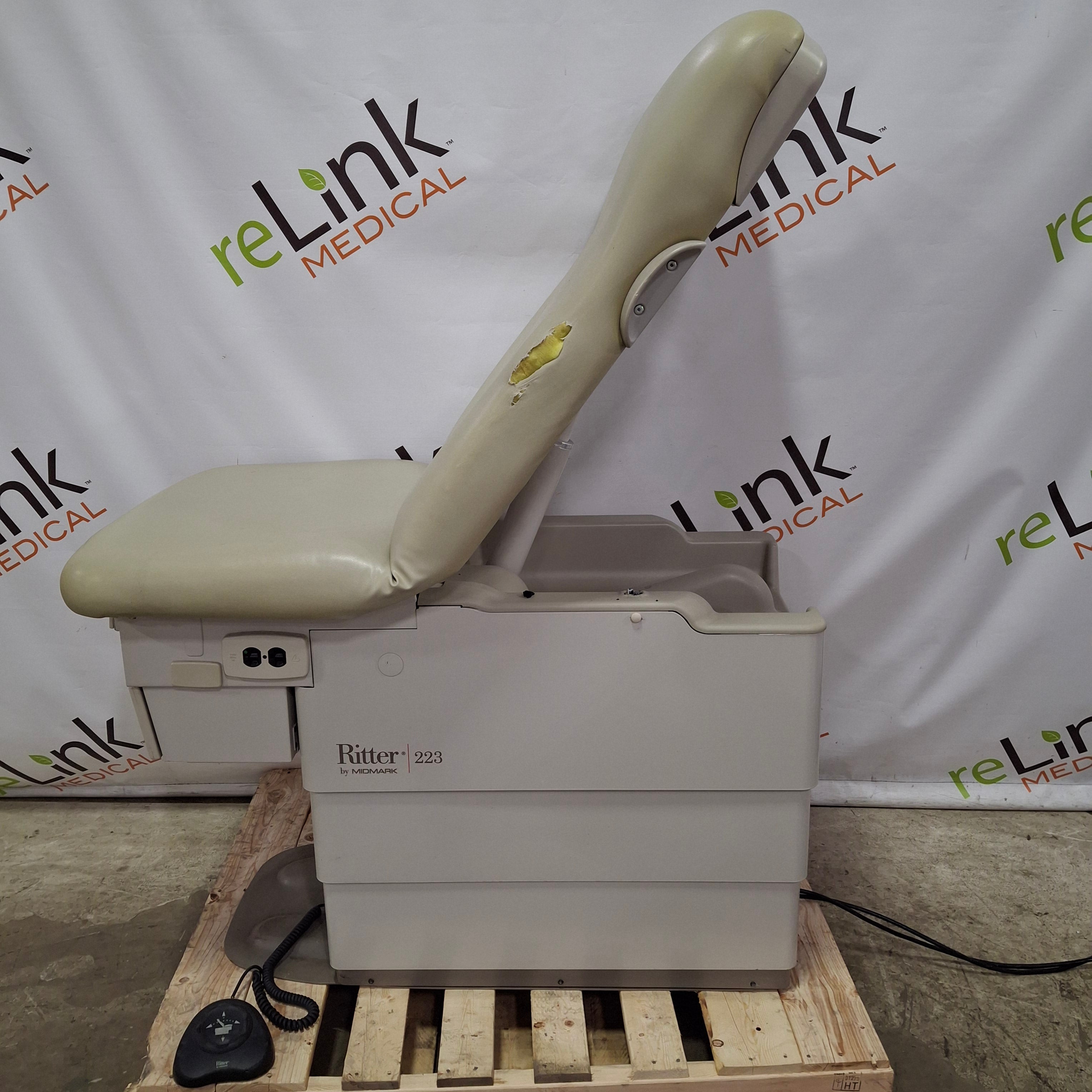 Midmark 223 Hi-Lo Power Barrier Free Procedure Exam Table